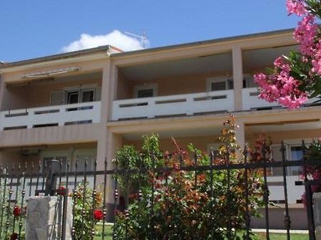 Ara-Kata Apartment บัชกา ภายนอก รูปภาพ
