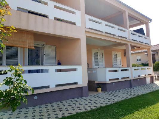 Ara-Kata Apartment บัชกา ภายนอก รูปภาพ