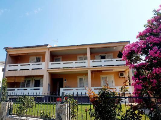 Ara-Kata Apartment บัชกา ภายนอก รูปภาพ